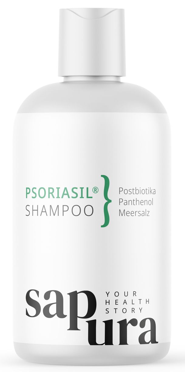 Weiße Shampoo-Flasche, gehalten von einer Person mit braunem Haar. Aufschrift: PSORIASIL SHAMPOO. Marke: sapura.