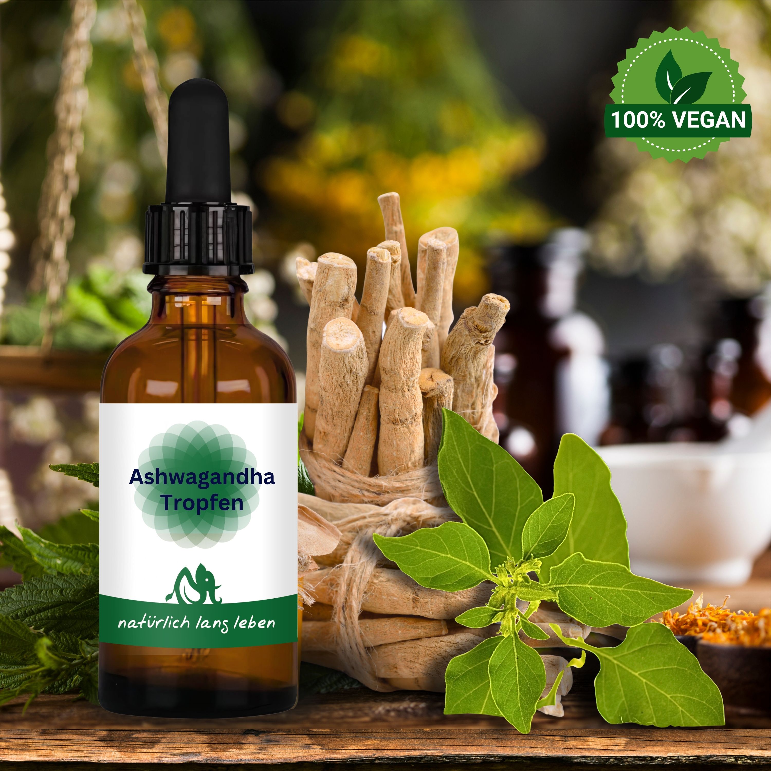 Braunglasflasche mit Tropfer, neben Ashwagandha-Wurzeln und Blättern. Vegan-Siegel. Etikett mit "Ashwagandha Tropfen" und Logo.