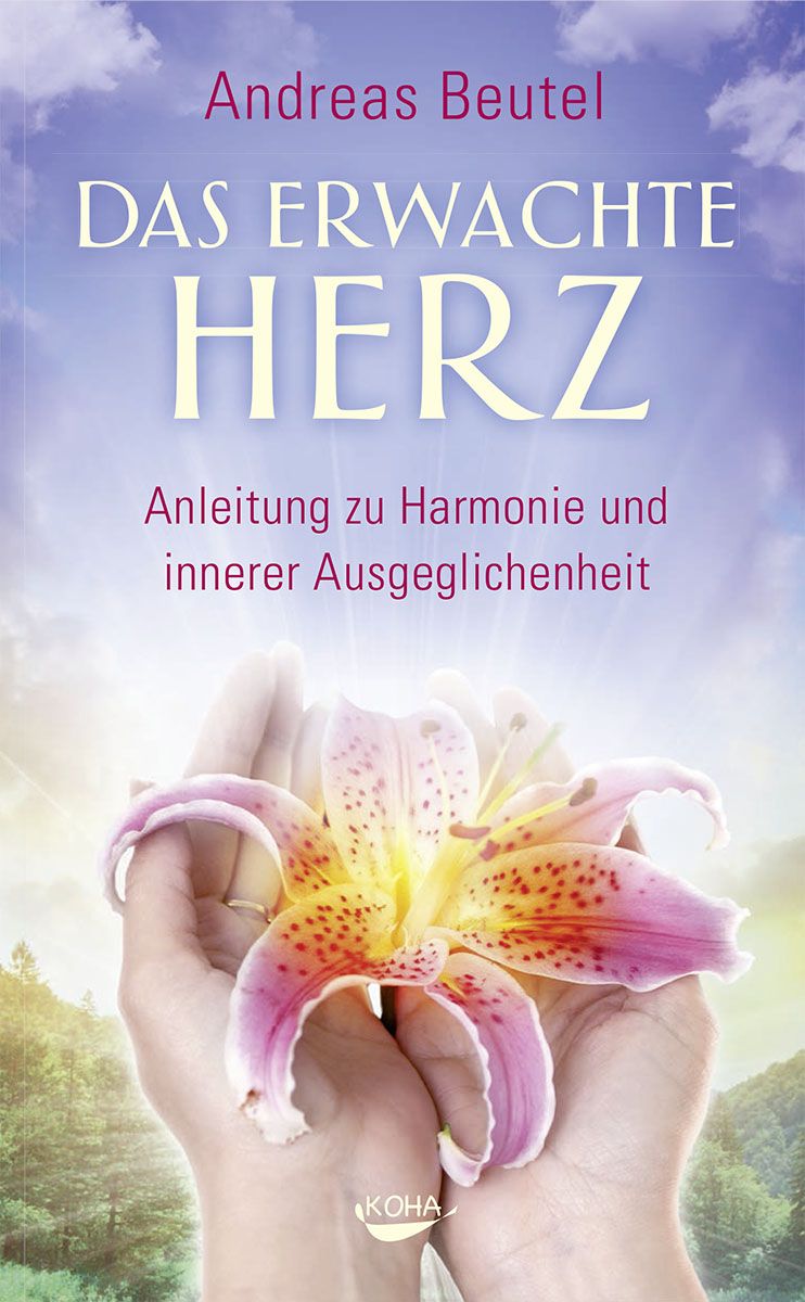 Buchcover mit Titel "Das erwachte Herz". Autor: Andreas Beutel. Hände halten Blüte. Hintergrund: Himmel und Landschaft.