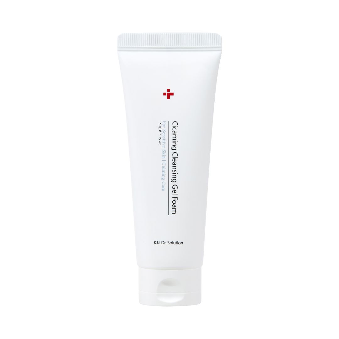 Weiße Tube mit rotem Kreuz und Aufschrift "Cicaming Cleansing Gel Foam". Marke: CUSKIN Dr. Solution.