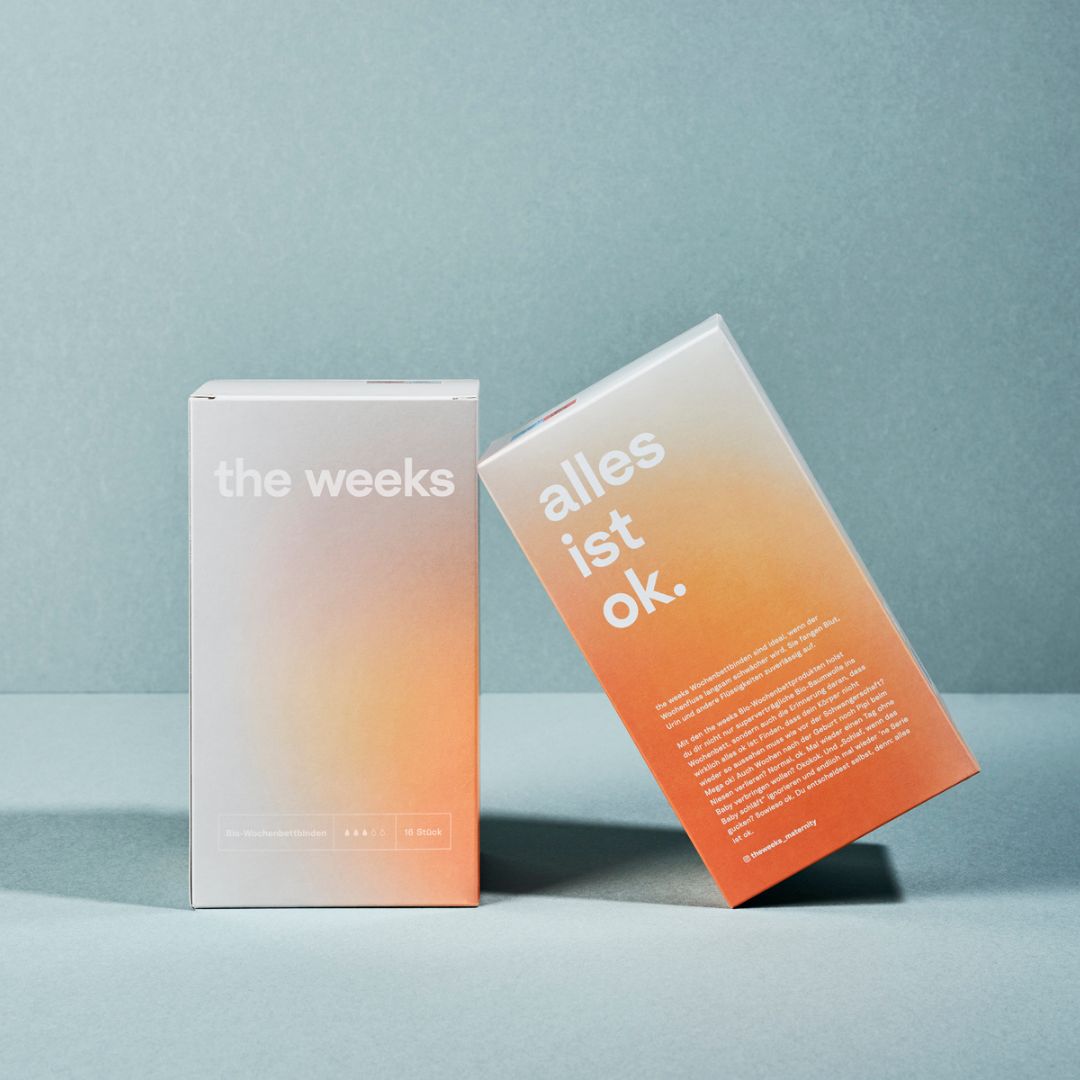 Zwei Produktverpackungen mit dem Schriftzug "the weeks" und "alles ist ok."