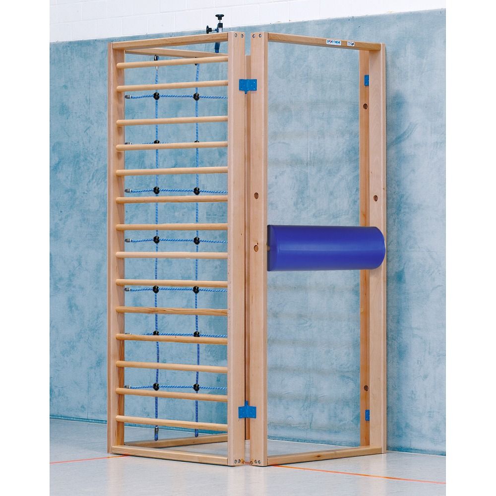 Turnwand-Kombination. Holzrahmen mit Sprossenwand, Kletternetz und blauer Rolle. An Wand montiert.