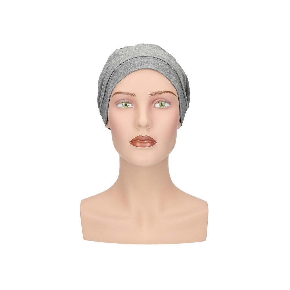 Grauer Turban auf einer Schaufensterpuppe. Frontansicht. Stoffhaube mit gerolltem Saum.