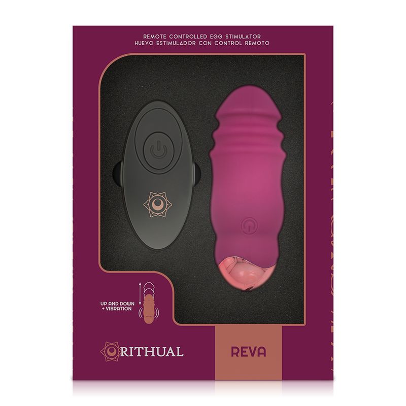 Violett-farbener Stimulator und Fernbedienung in Verpackung. Aufschrift: Rithual Reva. Fernbedienung schwarz mit Logo. Verpackung mit Produktabbildung.