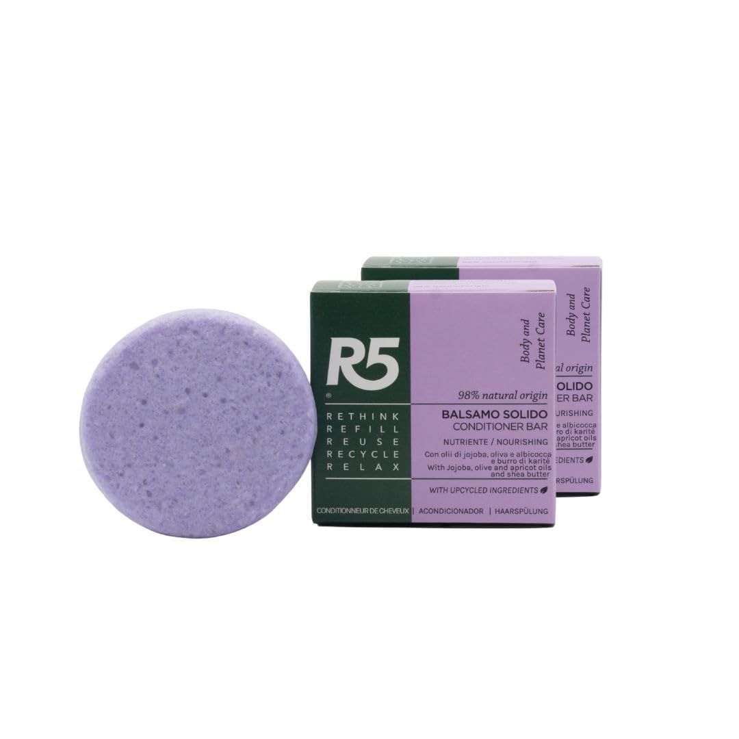 Zwei runde, lilafarbene Balsame und zwei Verpackungen. Aufschrift: Balsamo Solido, 98% natural origin. R5-Logo.