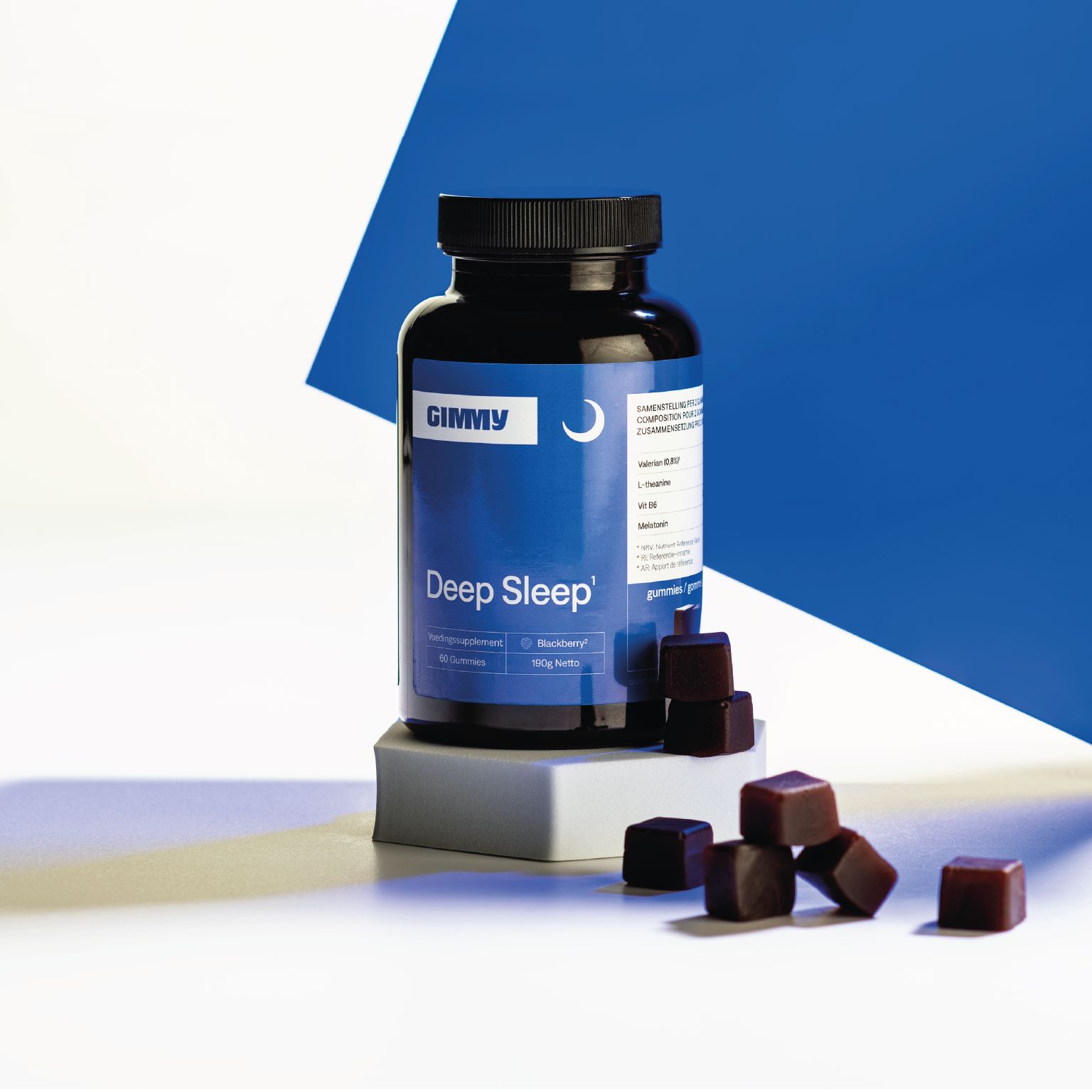 Dunkelblaue Flasche mit GIMMY Deep Sleep Gummies. Einige Gummibärchen daneben. Aufschrift: Deep Sleep Gummies.
