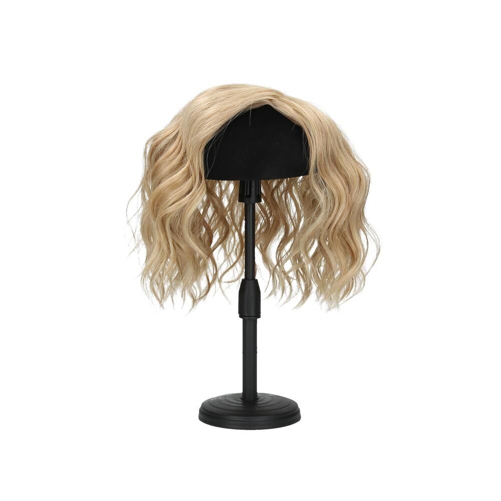 Blondes Haarteil auf einem schwarzen Ständer. Welliges Haar, das auf einem schwarzen Kopfstück befestigt ist.