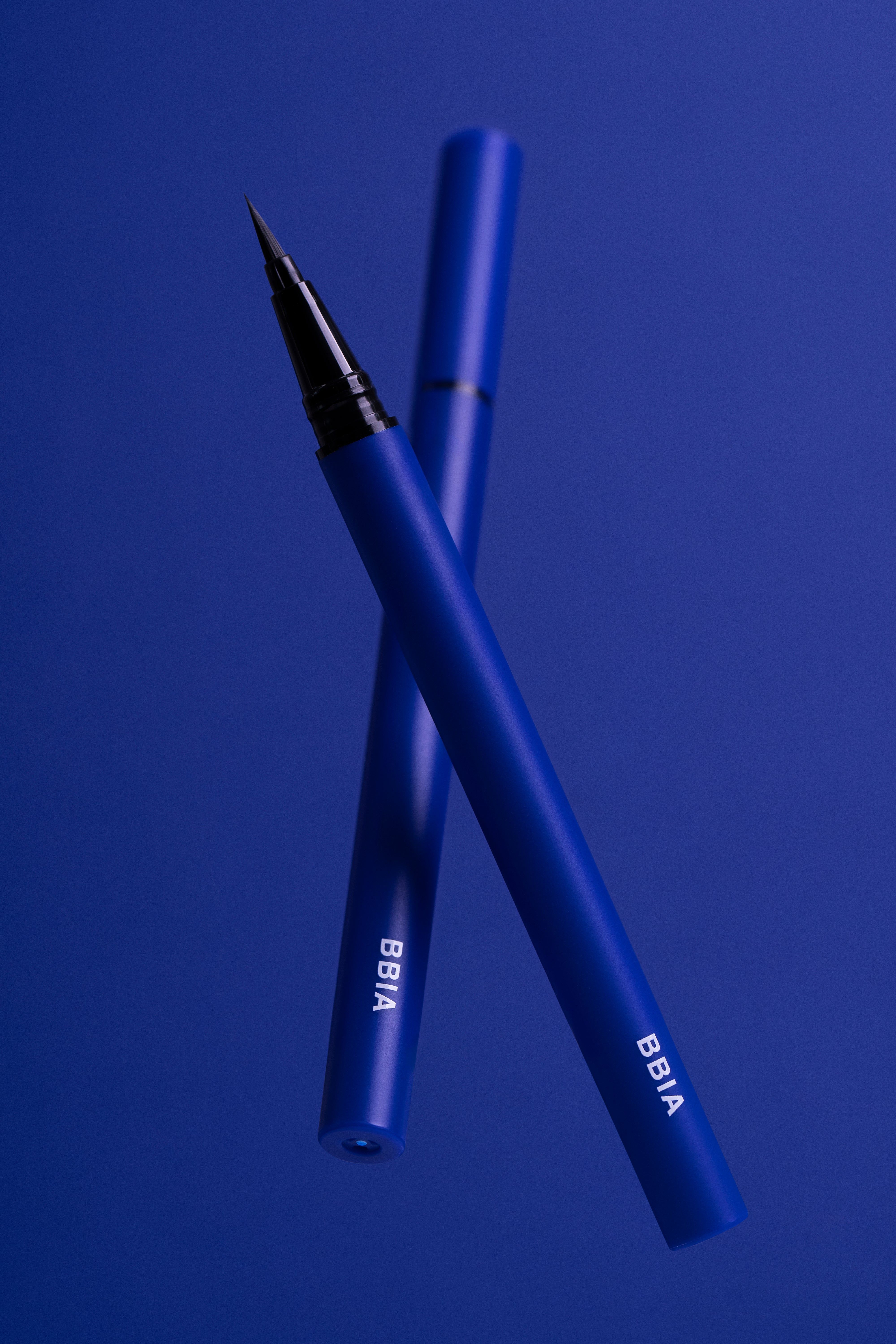 Zwei blaue Eyeliner-Stifte. Ein Stift mit schwarzer Spitze. BBIA-Logo auf beiden Stiften.