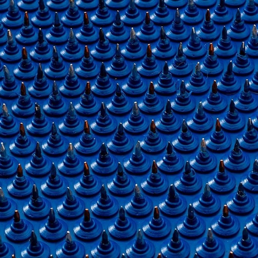 Nahaufnahme von blauen Akupressurnadeln. Kegelförmige Spitzen mit Metallspitzen.