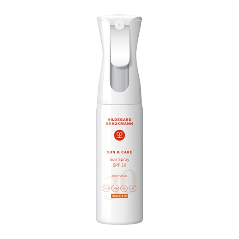 Weiße Sprühflasche mit Sprühkopf. Beschriftung: HILDEGARD BRAUKMANN, SUN & CARE, Sun Spray SPF 30, Sensitiv. Mit UV-Schutz-Symbolen.
