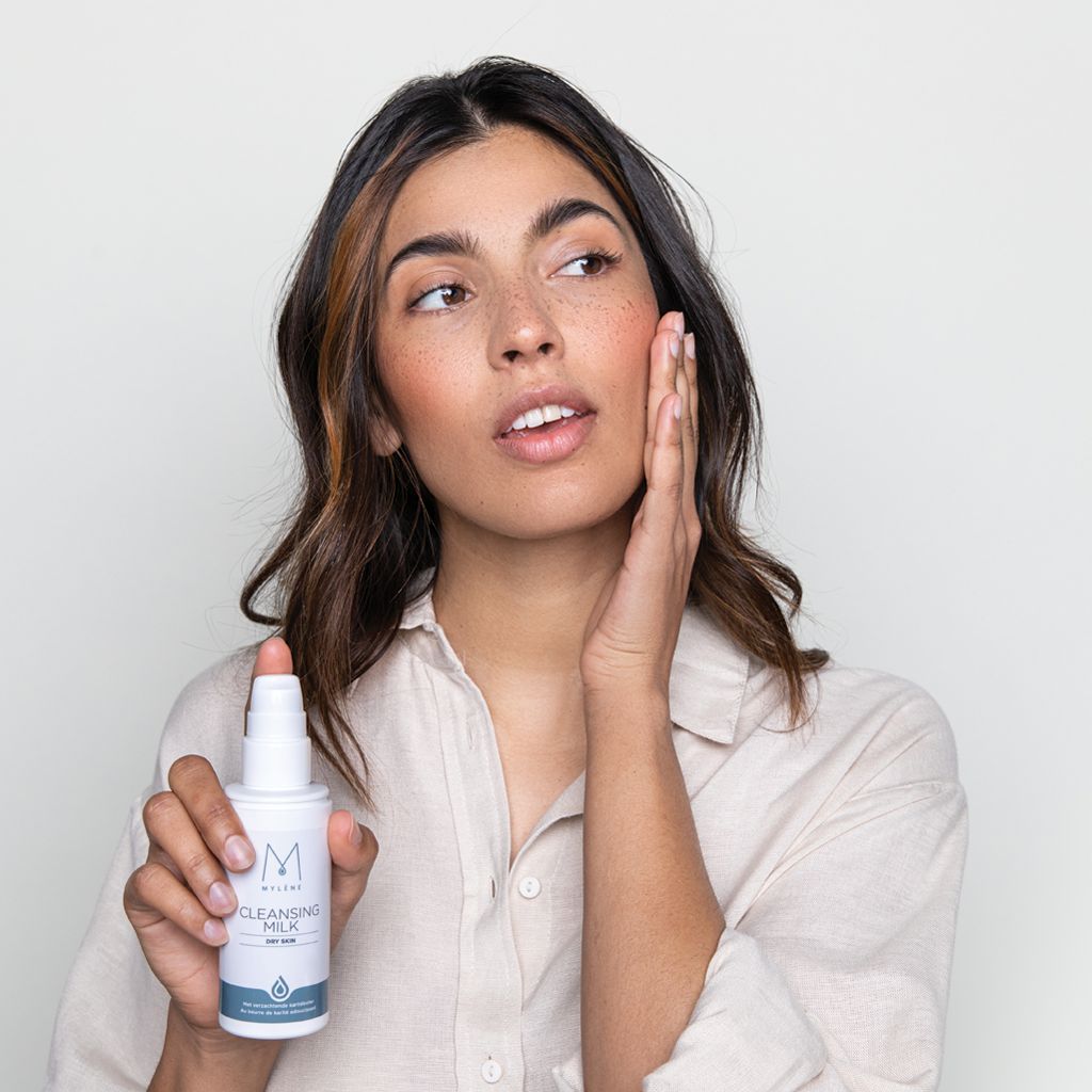 Weiße Sprühflasche mit 'M' Logo und 'Cleansing Milk' Aufschrift.