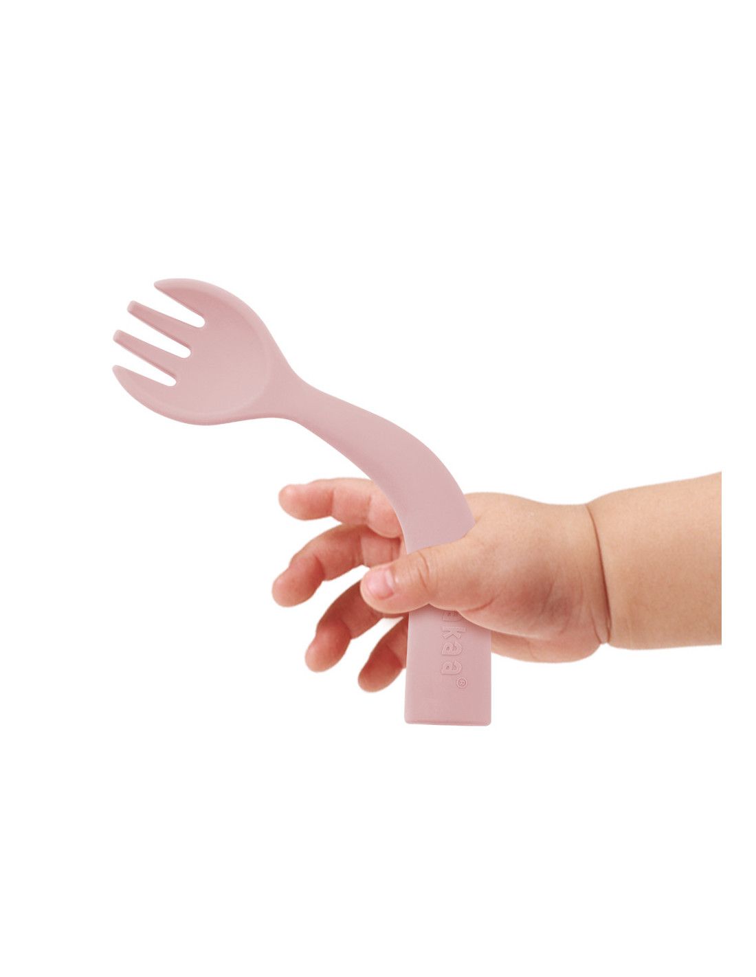 Rosa Gabel aus Silikon, gehalten von einer Babyhand. Die Gabel hat einen gebogenen Griff und drei Zinken. Das Wort "Haakaa" ist am Griff sichtbar.
