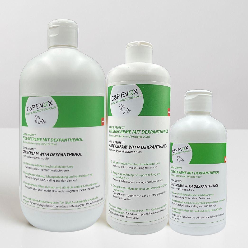 Drei weiße Flaschen EVAX Pflegecreme mit grünem Etikett. Text: "C&P EVAX", "Pflegecreme mit Dexpanthenol".