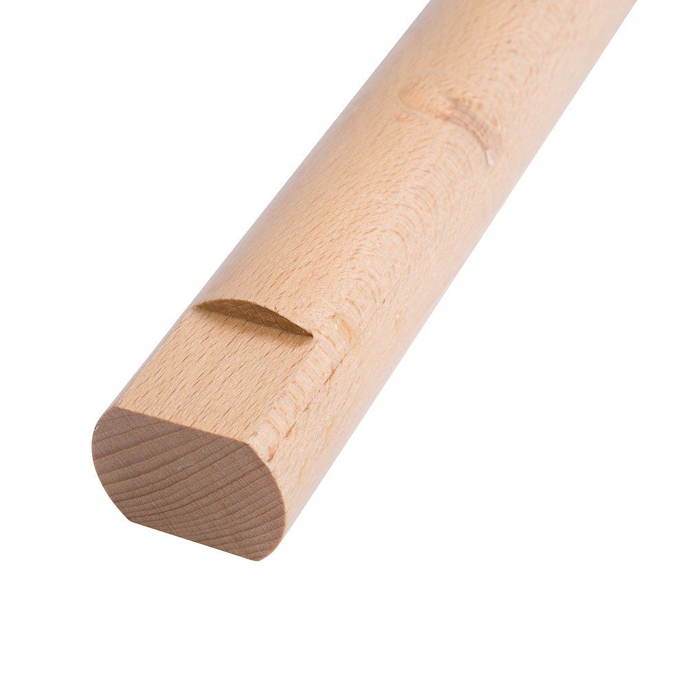 Reckstange aus Holz mit abgerundetem Ende und Aussparung. Nahaufnahme, diagonale Perspektive.