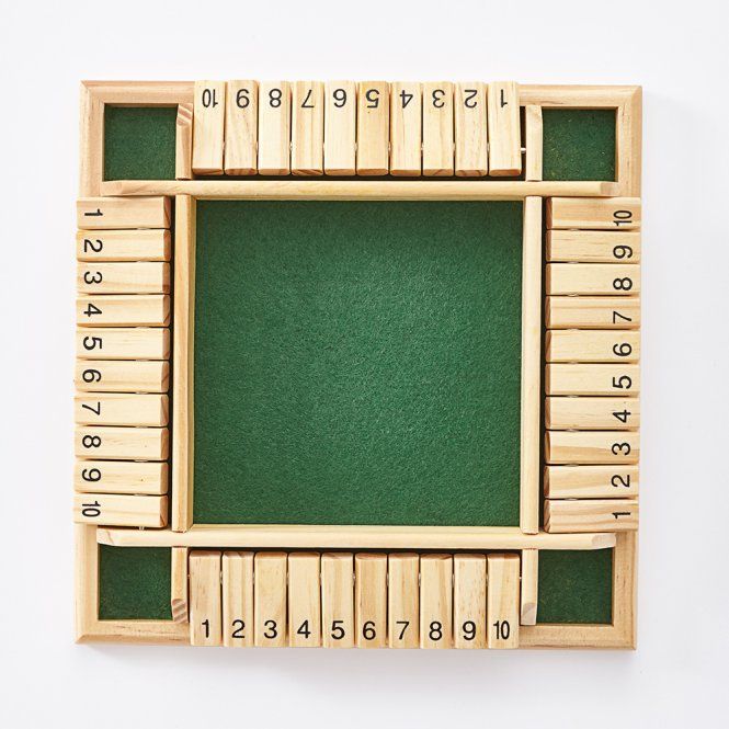 Holzspielbrett mit Zahlenreihen 1-10, grüner Spielfläche und Würfeln. Spielsteine sind in den Reihen.