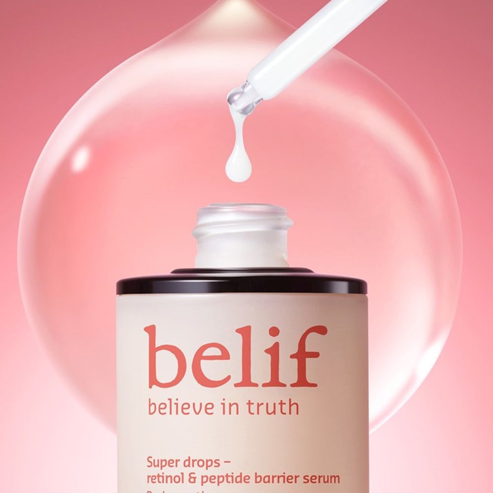 Tropfen Belif Super Drops Serum fällt in die Flaschenöffnung. Blase im Hintergrund.