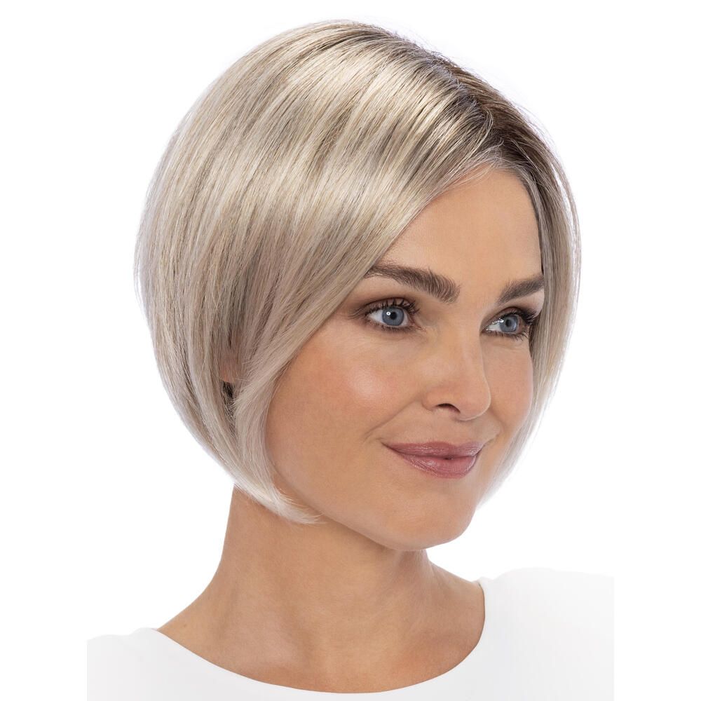 Perücke Mercedes von trendhair: Frontalansicht eines kurzen, blonden Bobs mit dunklen Ansätzen.