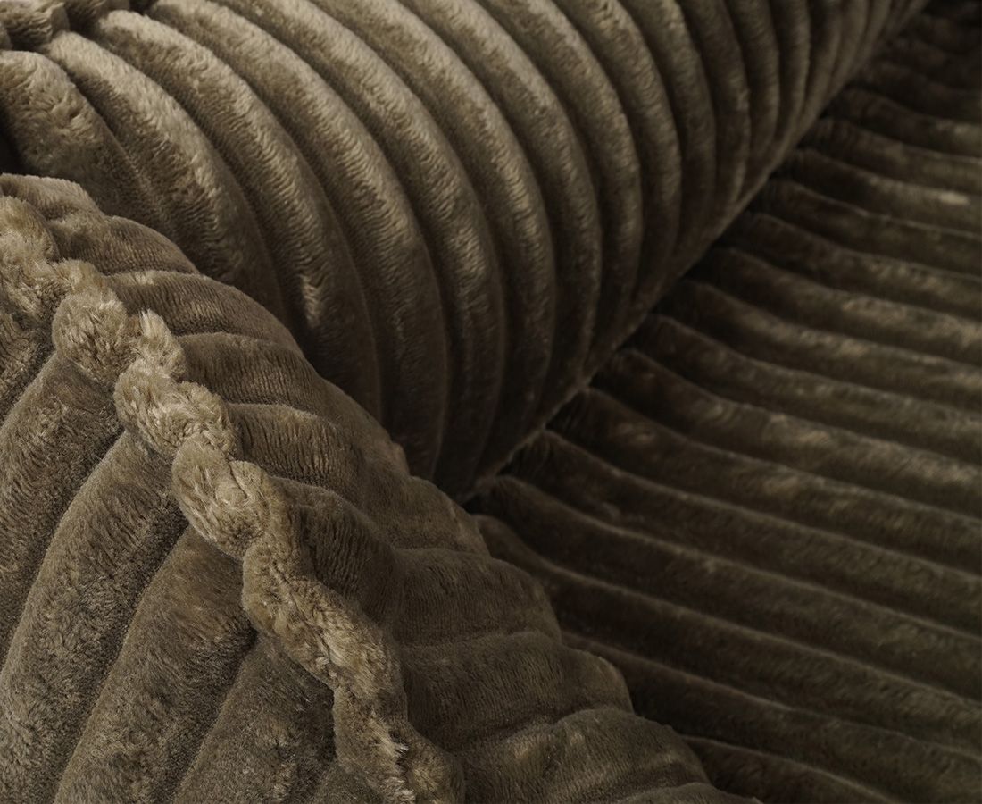 Nahaufnahme des braunen, geriffelten Materials des orthopädischen Hundebetts Sedona. Struktur und Textur des Stoffes.
