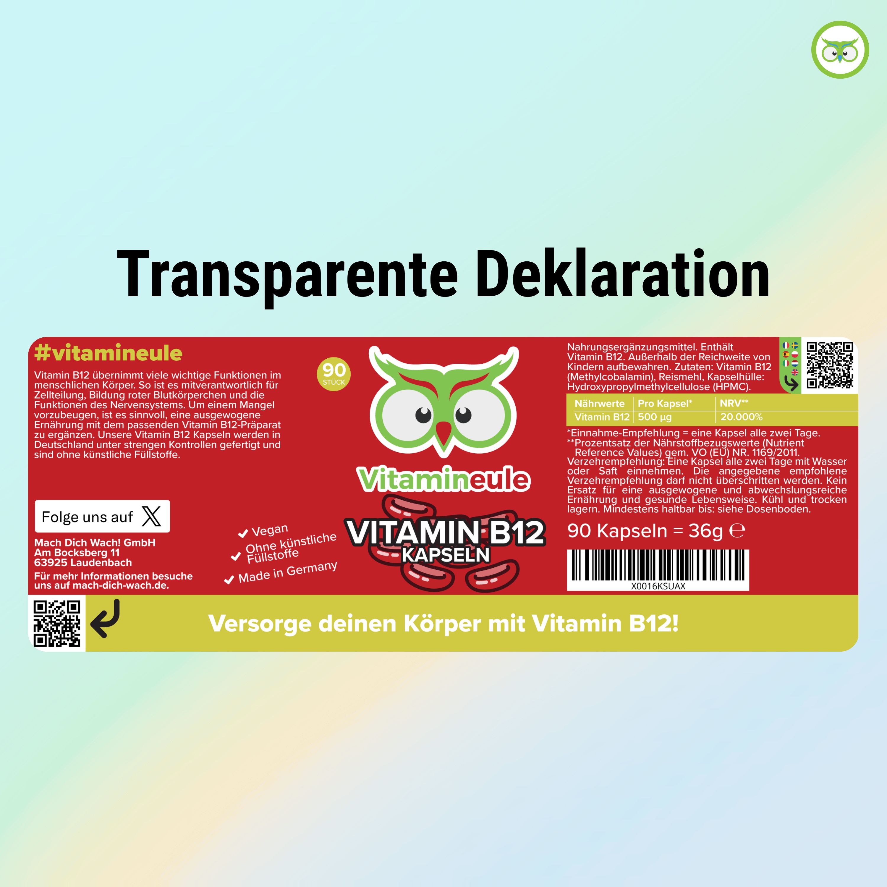 Rotes Etikett mit Informationen zu Vitamin B12 Kapseln. Enthält Nährwertangaben, Inhaltsstoffe, Dosierung und Informationen zur Herstellung. Mit Logo und QR-Code.