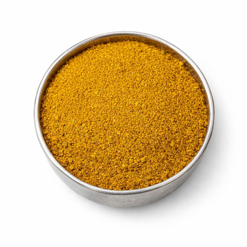 Runde, metallene Schüssel mit gelbem Pulver. Draufsicht, freigestellt auf weißem Hintergrund.