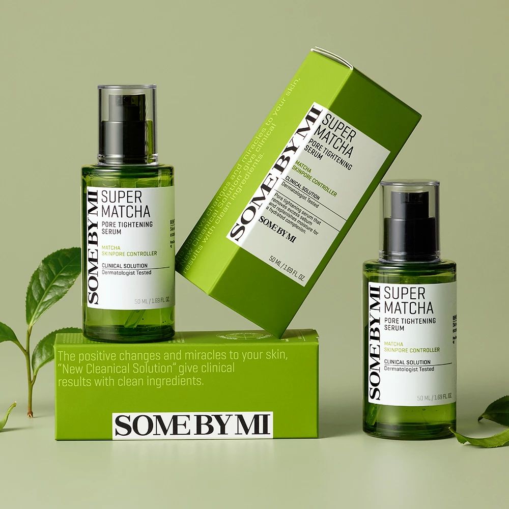 Zwei grüne Serumflaschen und eine grüne Verpackung. Text: Super Matcha Pore Tightening Serum. Text auf Verpackung.