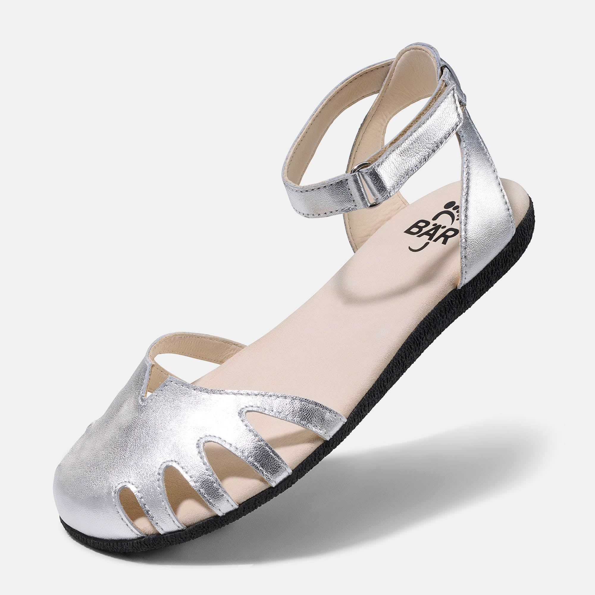 Silberne Sandale mit breiter Passform. Offenes Design mit Riemen und Schnalle. Marke BÄR auf der Innensohle.