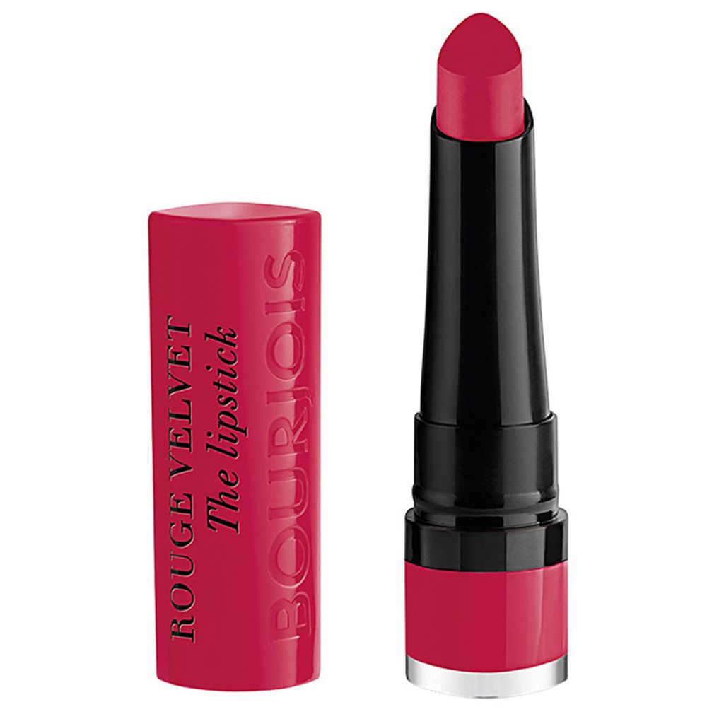 Fuchsiafarbener Lippenstift, geöffnet. Schwarzer Stift, rote Hülse. Text: Rouge Velvet The lipstick.