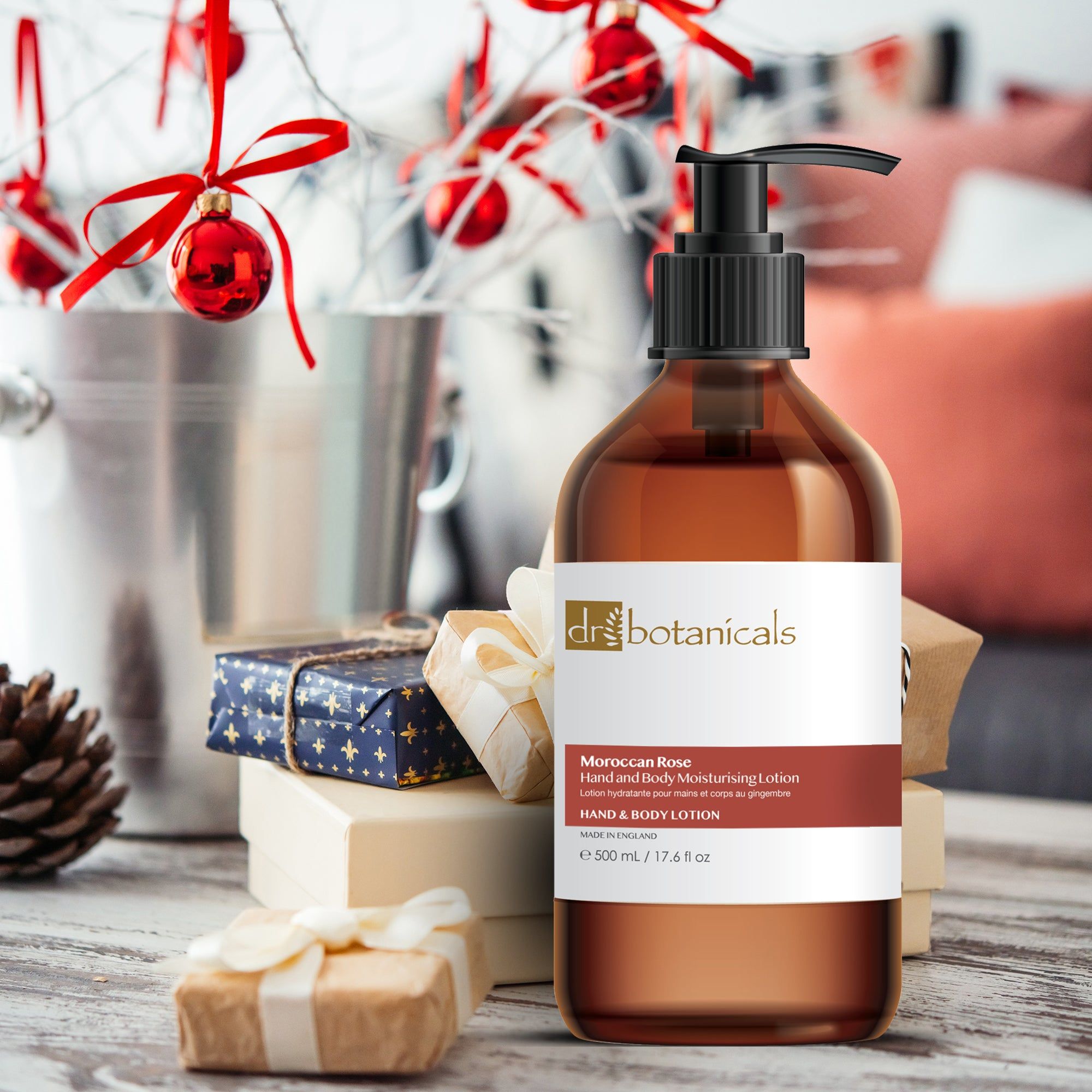 Braune Flasche mit schwarzem Pumpverschluss. Etikett mit Produktinformationen. Dekoration. Text: Moroccan Rose Hand & Body Moisturising Lotion.