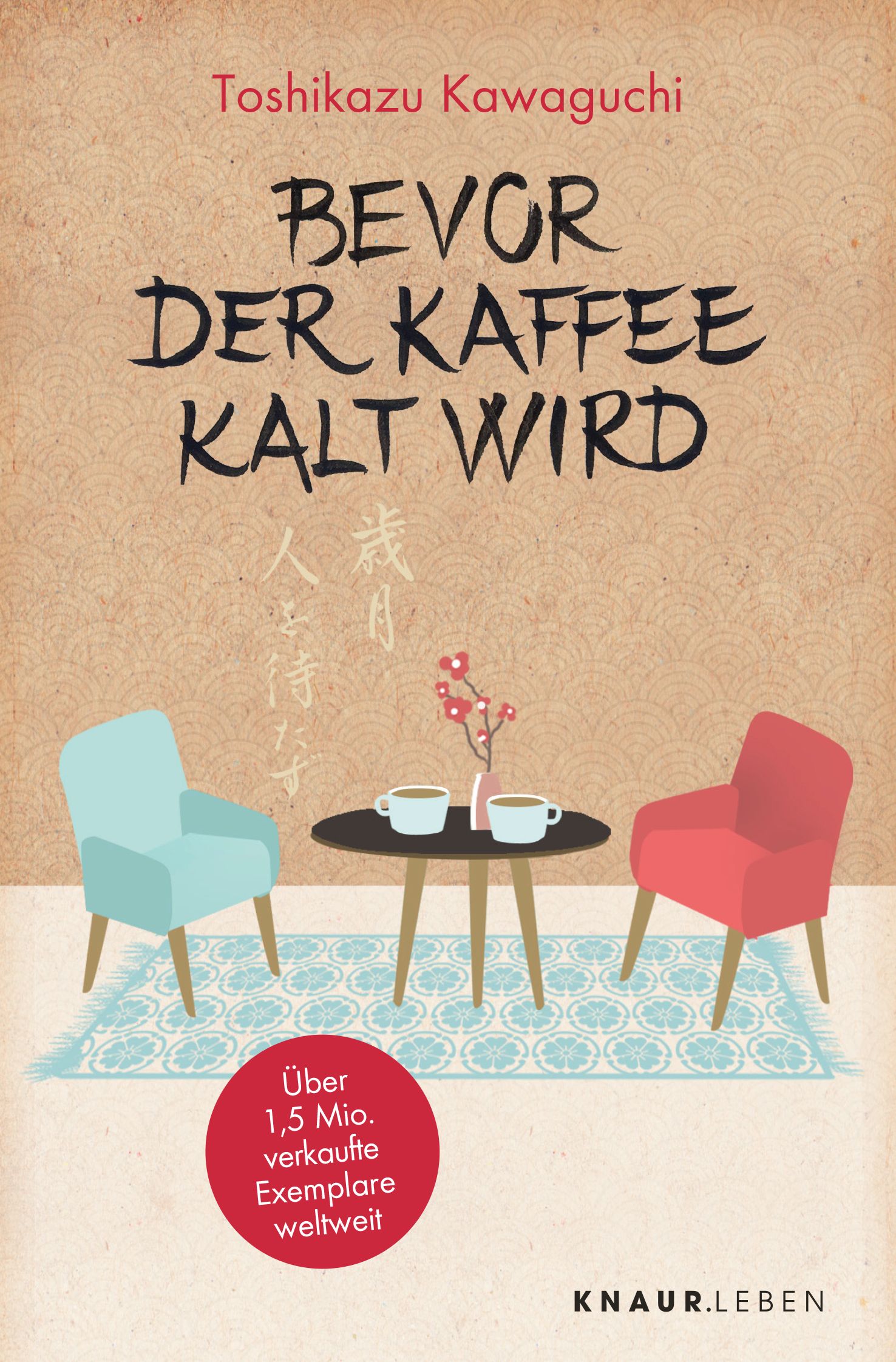 Buchcover: Titel "Bevor der Kaffee kalt wird". Autor: Toshikazu Kawaguchi. Zwei Stühle, Tisch mit Tassen. Roter Kreis: "Über 1,5 Mio. verkaufte Exemplare weltweit".