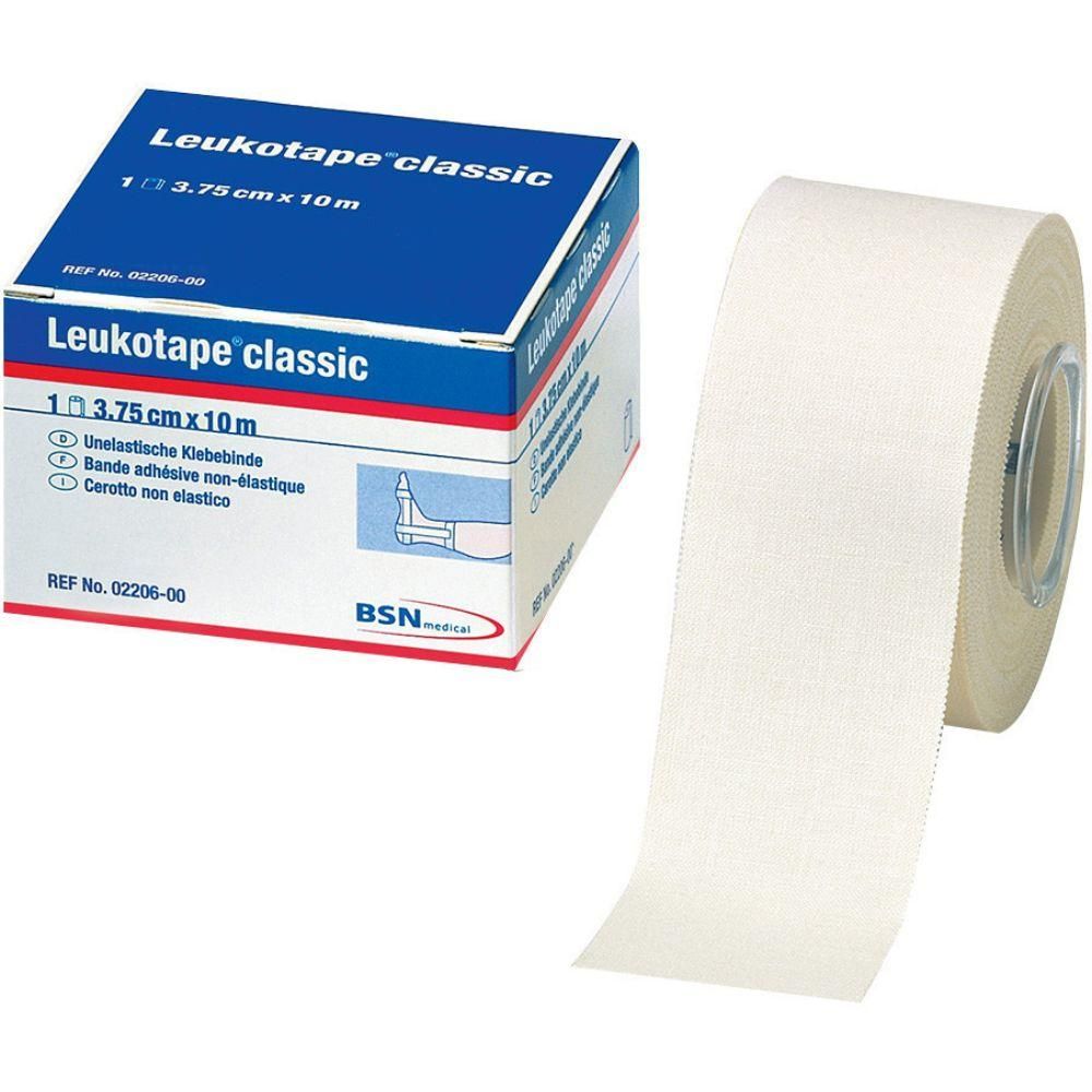 Weiße Rolle Leukotape classic, 3,75 cm x 10 m, neben Verpackung. Verpackung mit Produktname, Maßen und BSN-Logo.