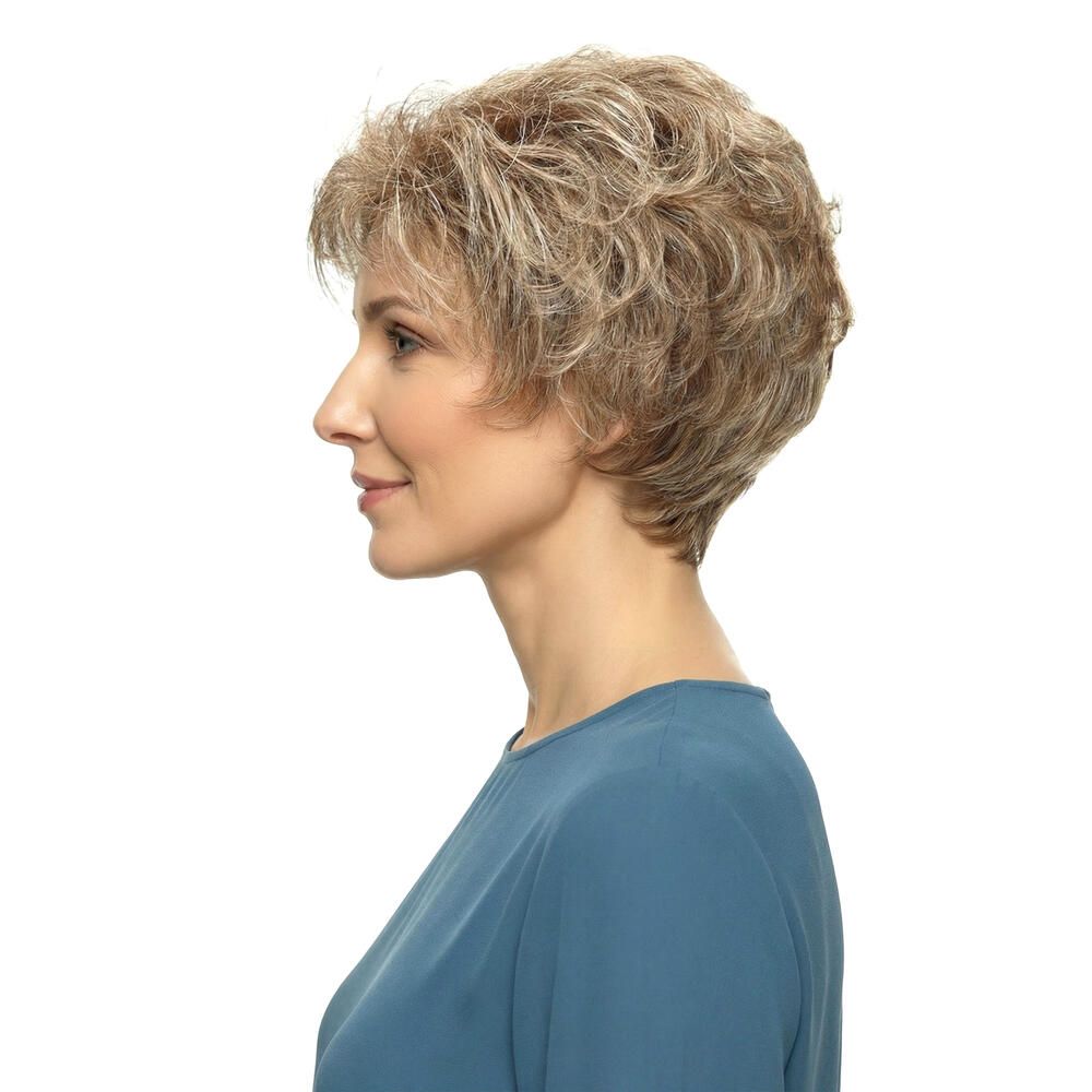 Kurzhaarperücke in Blondtönen. Seitenansicht einer Frau mit blauem Oberteil. Natürlicher Look, gewellt.