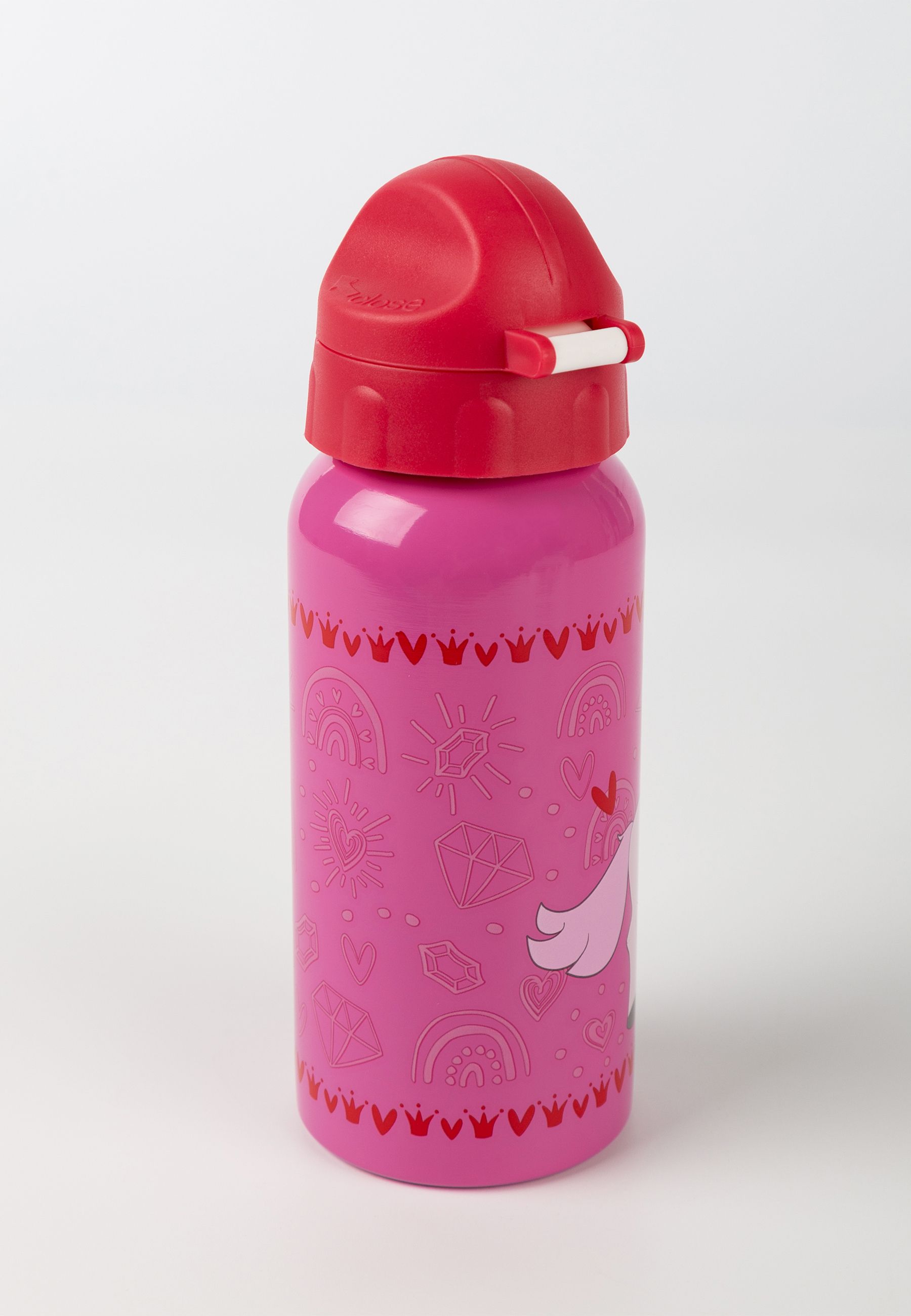 Rosa Trinkflasche mit rotem Deckel. Auf der Flasche sind Einhörner, Kronen und andere Muster abgebildet.