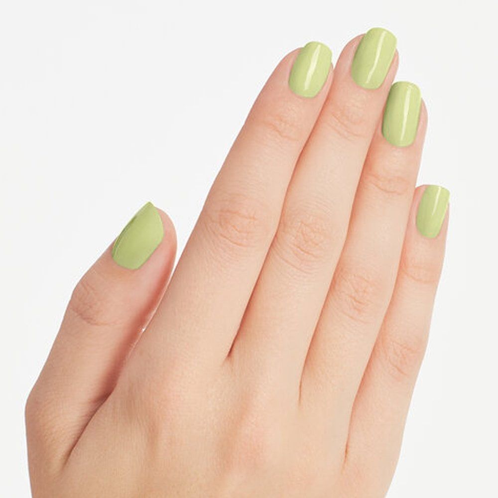 Hand mit hellgrün lackierten Nägeln. Fünf Finger mit oval geformten Nägeln.