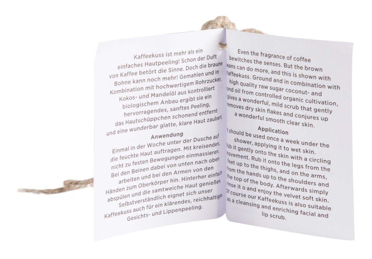 Aufgeschlagenes Etikett mit Produktinformationen. Text in Deutsch und Englisch. Kaffeekuss Body Scrub.