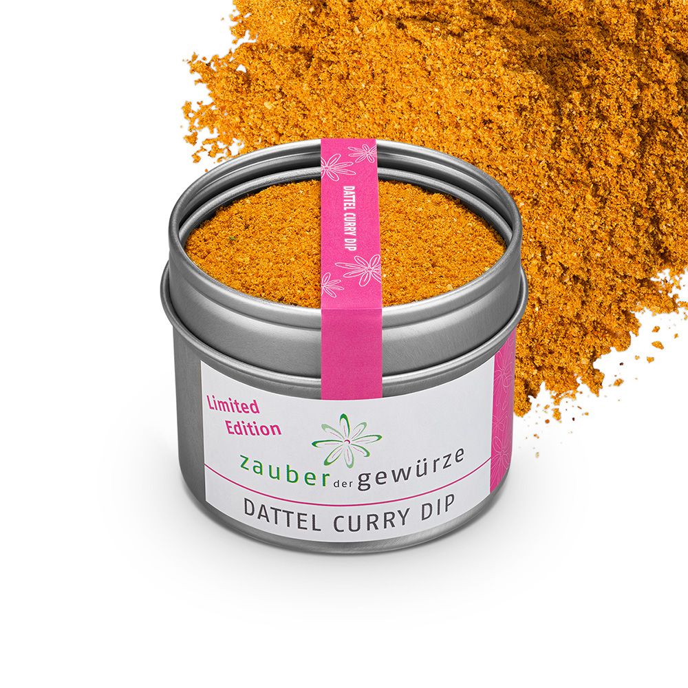 Geöffnete Dose Dattel Curry Dip. Rosa Etikett mit Schriftzug. "Limited Edition" und "Zauber der Gewürze" sichtbar. Gewürz daneben.