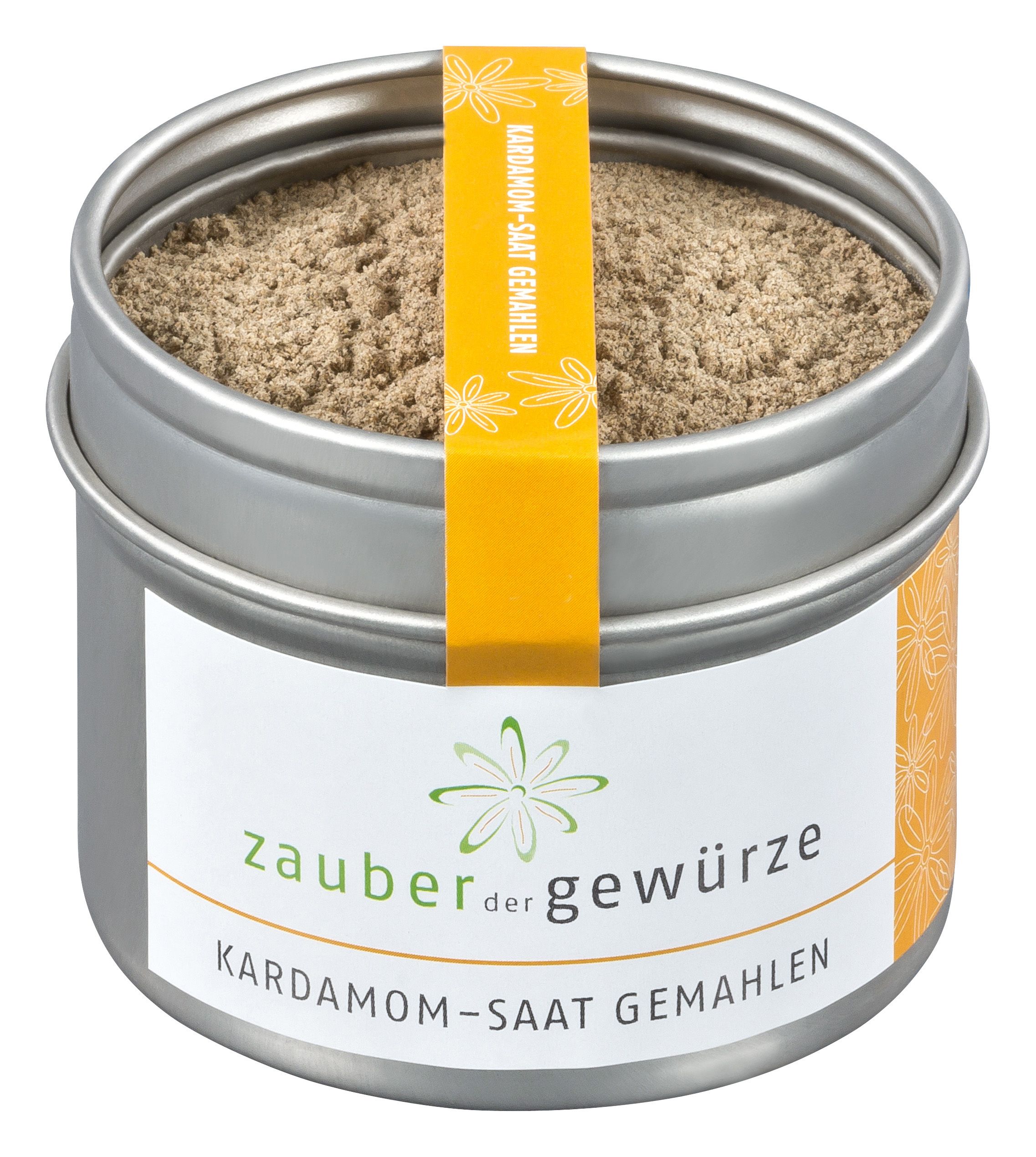 Gemahlene Kardamom-Saat in Dose. Dose aus Metall mit Etikett und gelbem Band. Aufschrift: Zauber der Gewürze, Kardamom-Saat gemahlen.