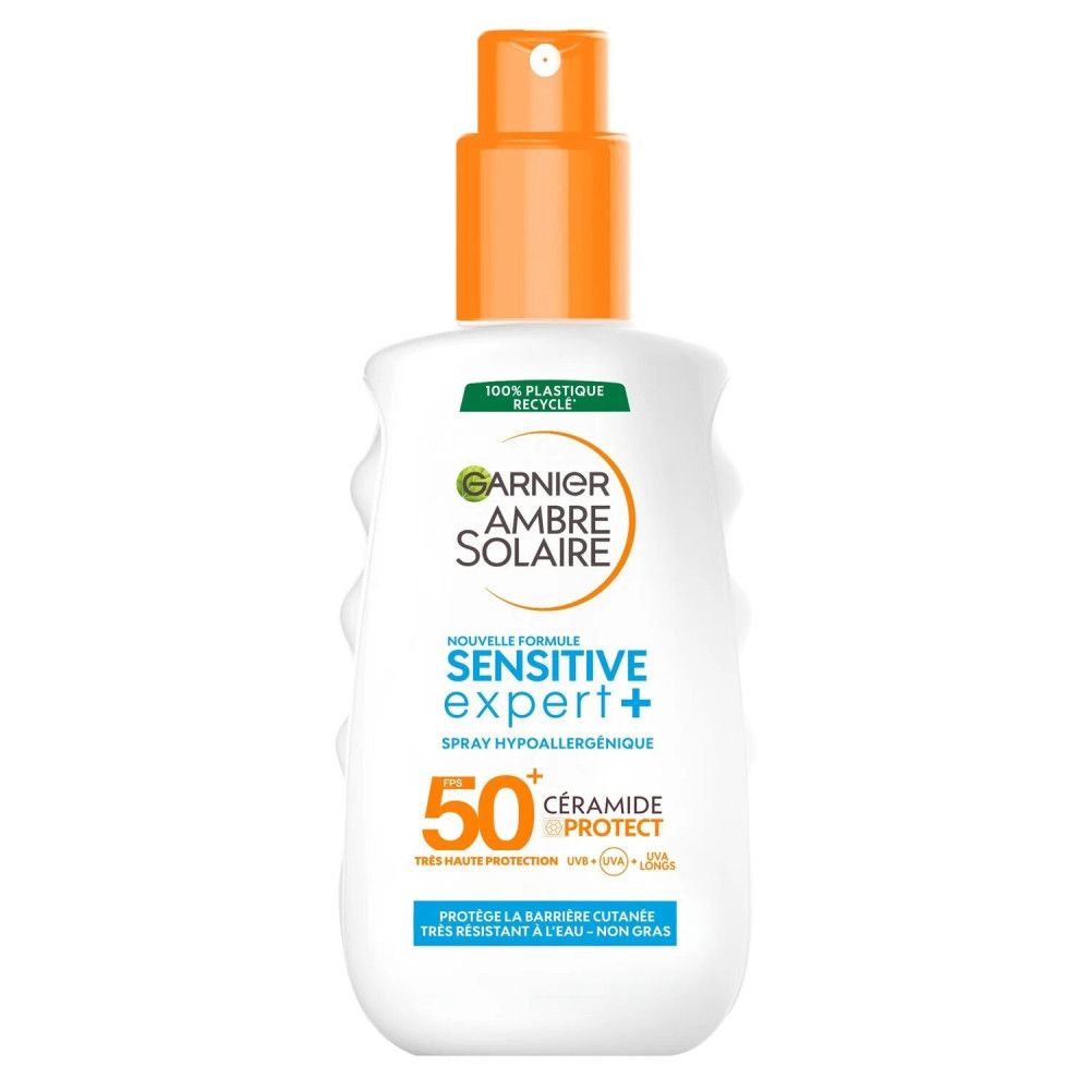 Weiße Flasche mit orangefarbenem Sprühkopf. Aufschrift: Garnier Ambre Solaire Sensitive Expert+ FPS 50+. Mit recyceltem Kunststoff.