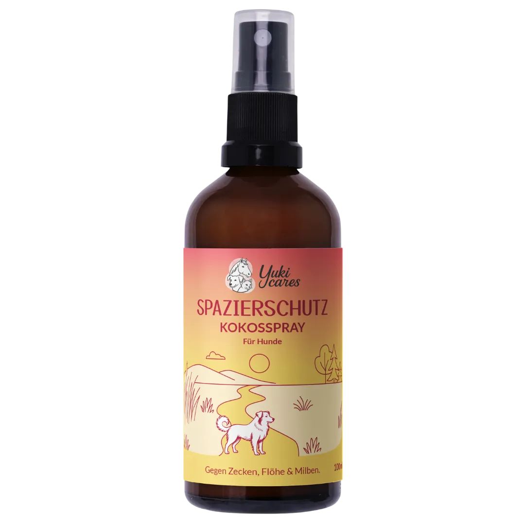Braune Sprühflasche mit Etikett. Aufschrift: Spazierschutz Kokosspray für Hunde. Gegen Zecken, Flöhe & Milben.
