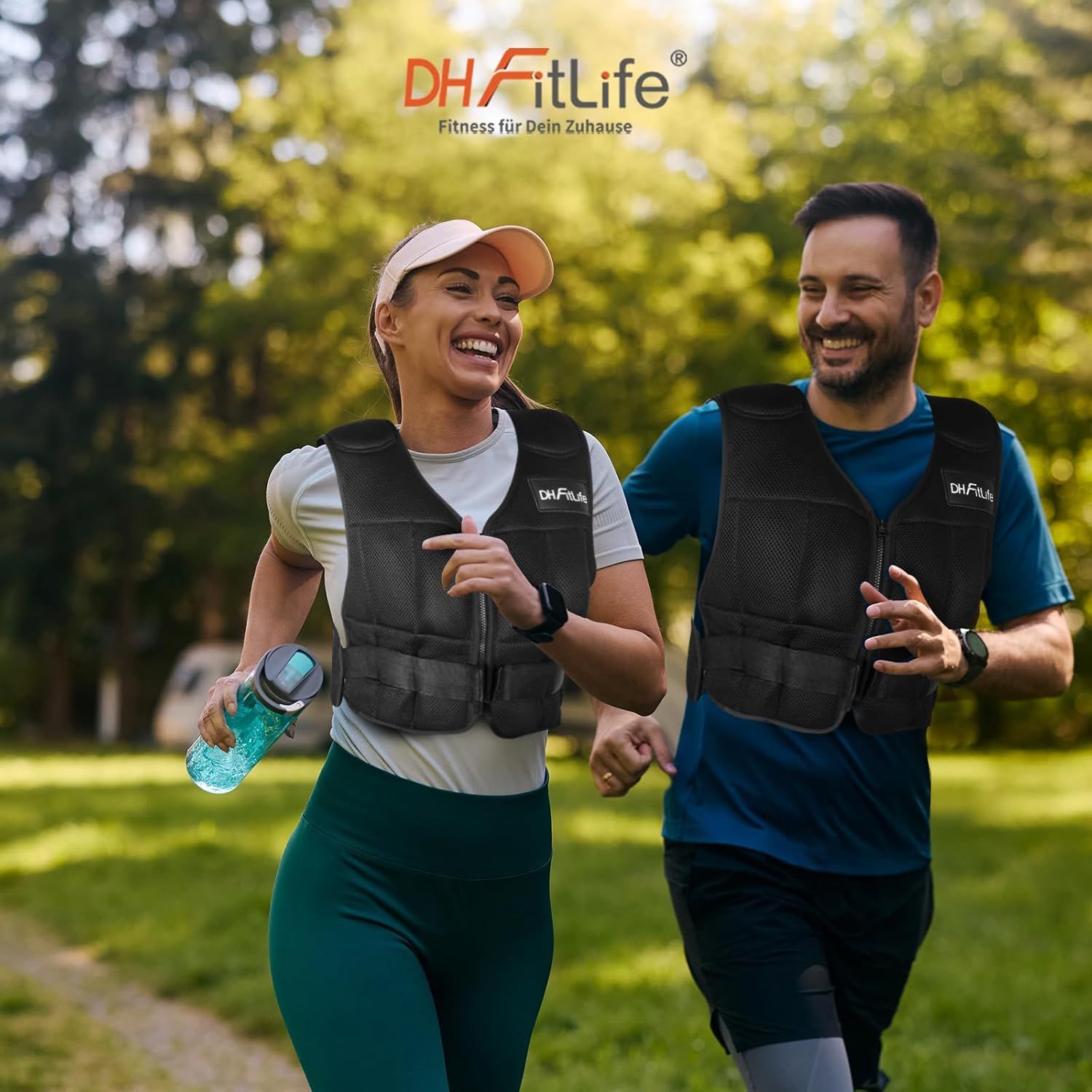 Zwei Personen laufen mit DH FitLife Gewichtswesten. Logo sichtbar. Fitness für Zuhause.