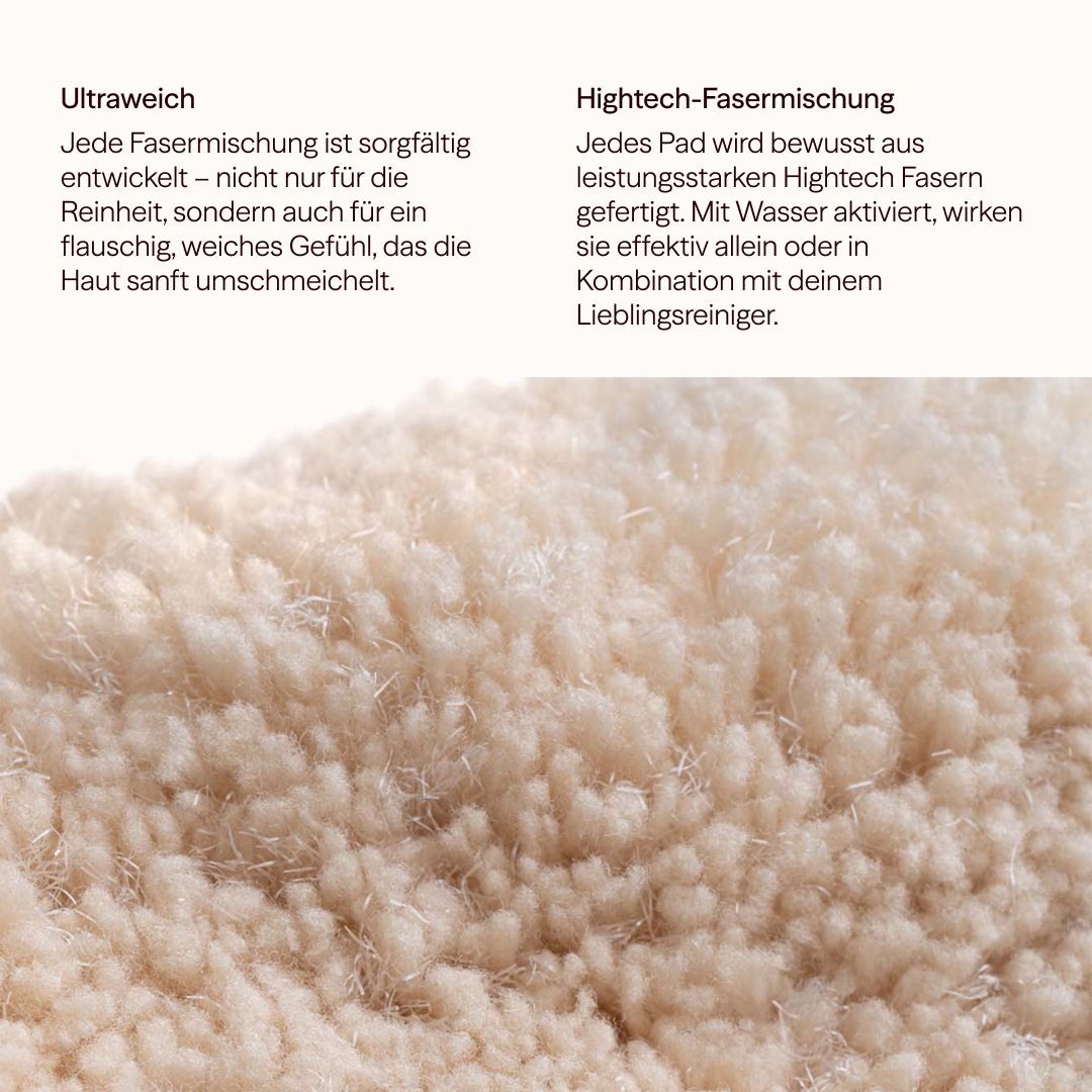 Nahaufnahme eines cremefarbenen Waschpads mit flauschiger Textur. Text: Ultraweich, Hightech-Fasermischung.