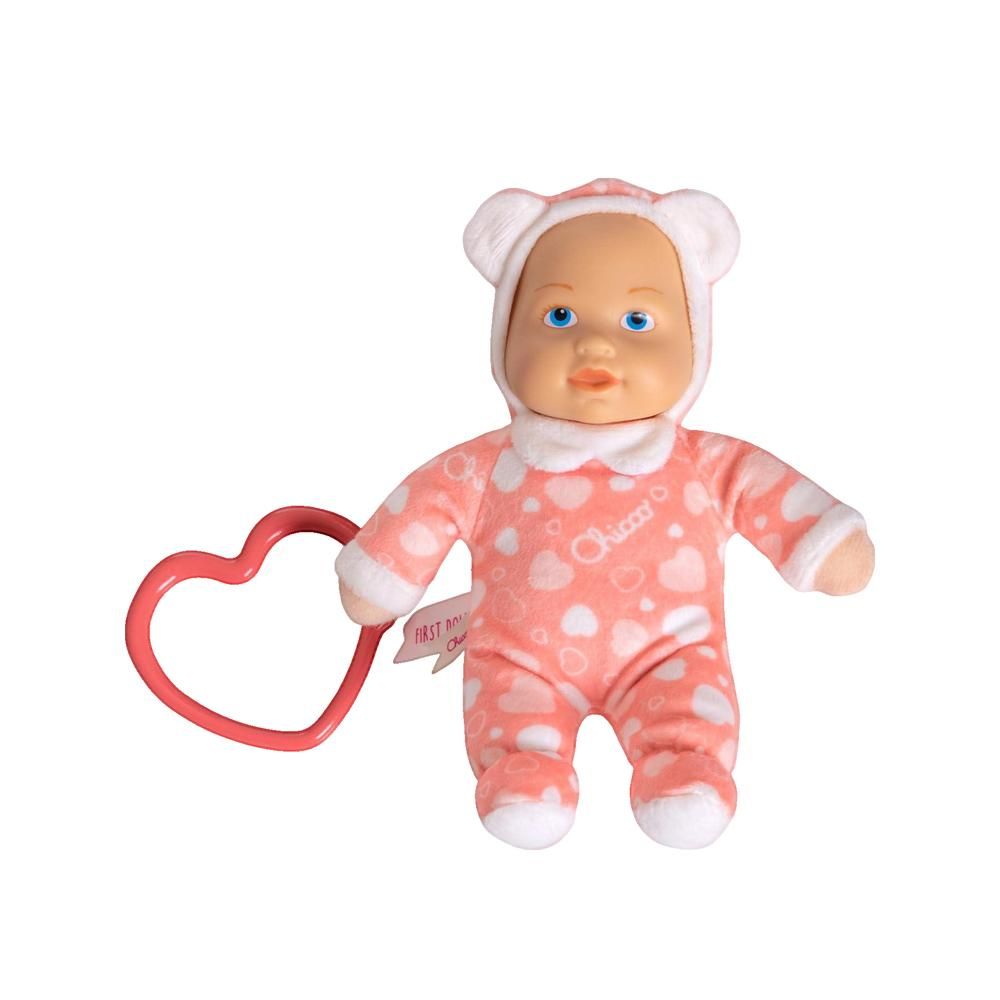 Rosa Puppe mit Herzmuster, weißer Kapuze und Herz-Schlüsselanhänger. Marke Chicco sichtbar. Kleine Puppe.