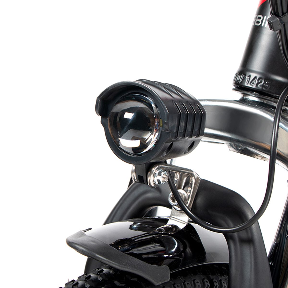 Nahaufnahme des Frontscheinwerfers eines Elektrofahrrads. Schwarzes Gehäuse, klare Linse. Marke SAMEBIKE.