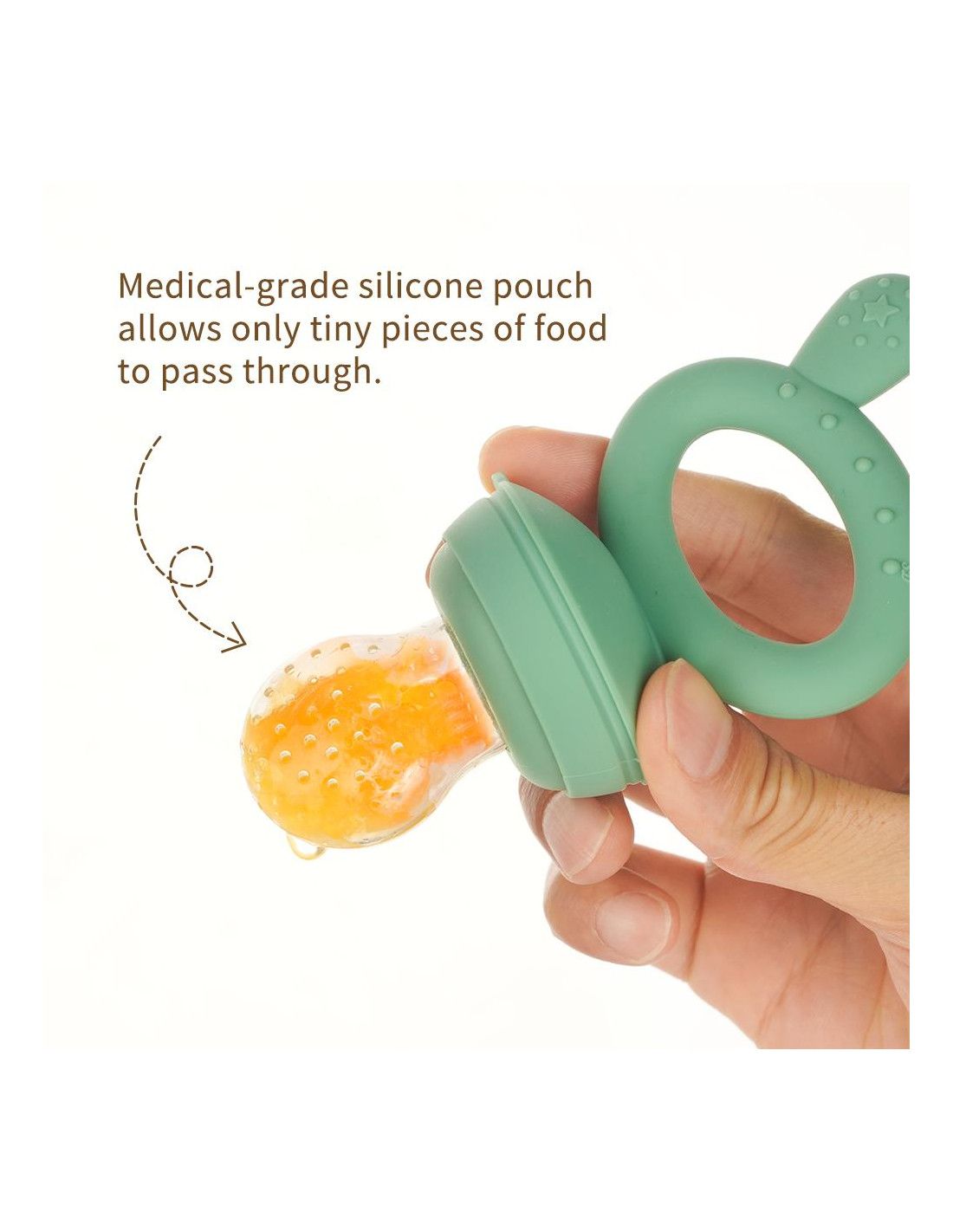 Nahaufnahme eines grünen Fruchtsaugers. Ein Finger hält den Sauger, der mit orangefarbenem Brei gefüllt ist.