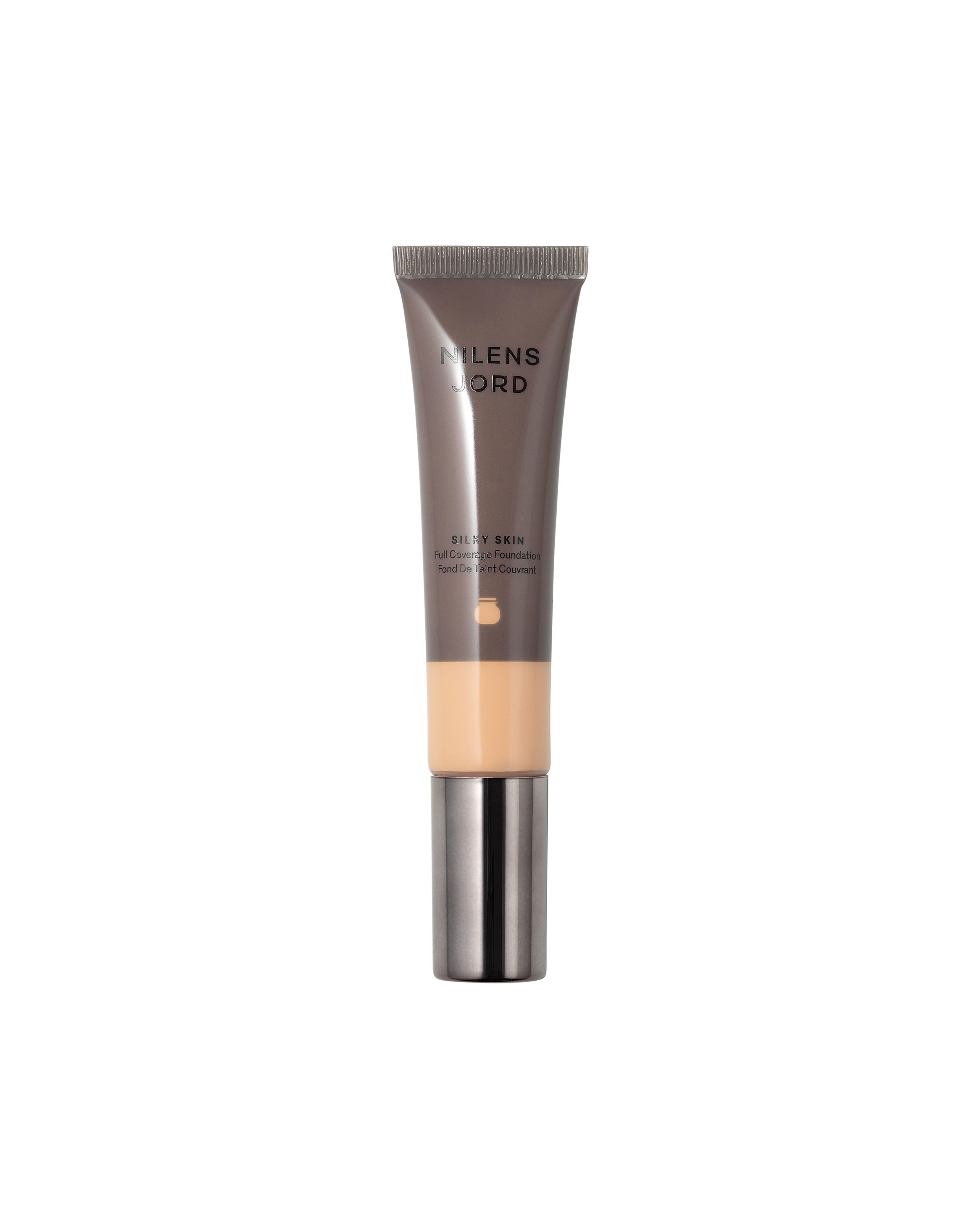 Nilens Jord Silky Skin Foundation in einem schlichten Tubendesign mit silbernem Verschluss. Die Foundation ist in einem hellen Hautton gehalten.