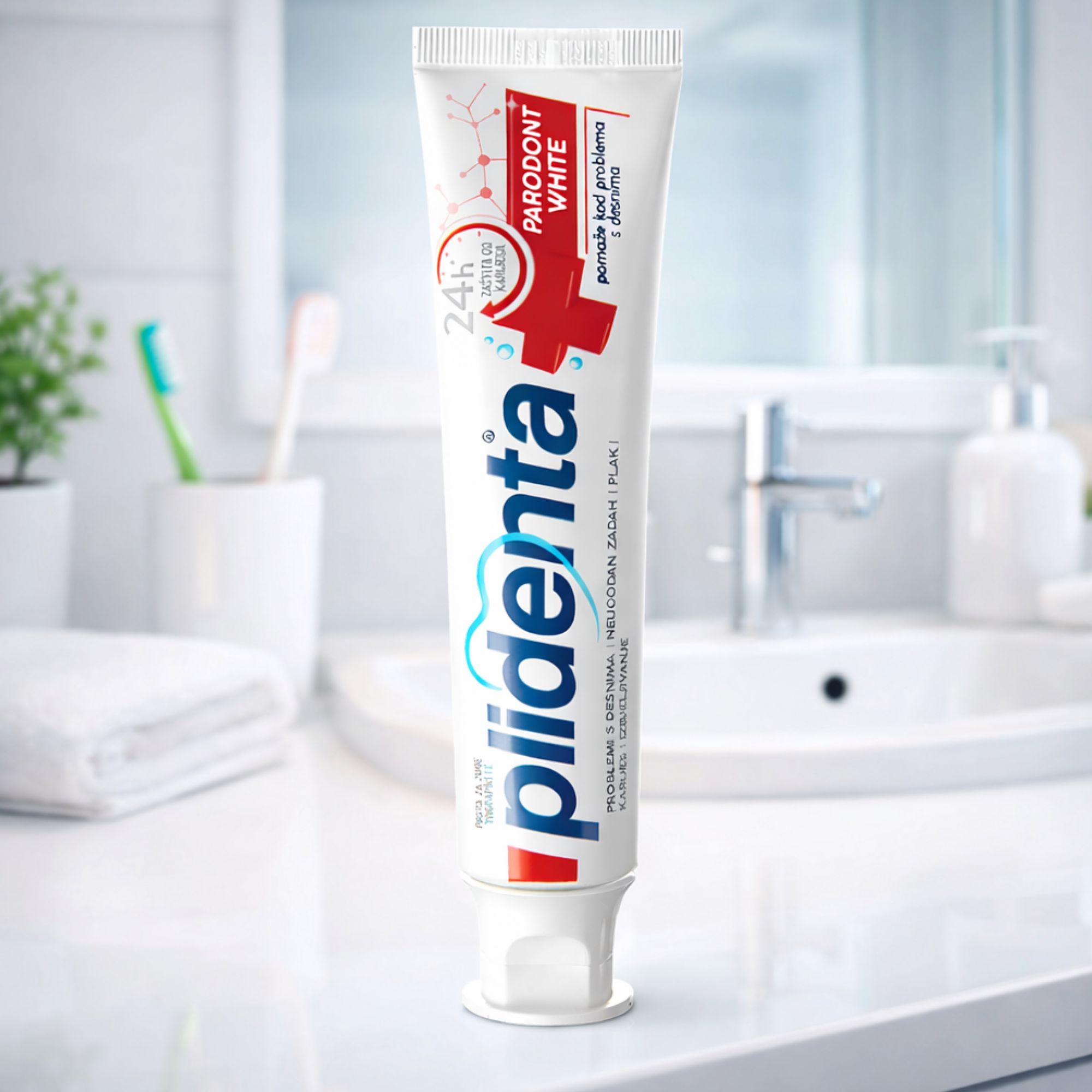 Zahnpasta-Tube auf weißer Oberfläche. Text: Plidenta Parodont White. Hintergrund: Waschbecken, Zahnbürste, Seife.