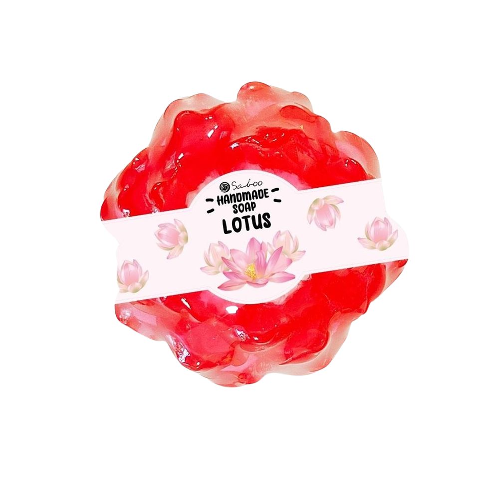 Rote, blütenförmige Seife mit weißem Etikett. Aufschrift: "SABOO HANDMADE SOAP LOTUS".