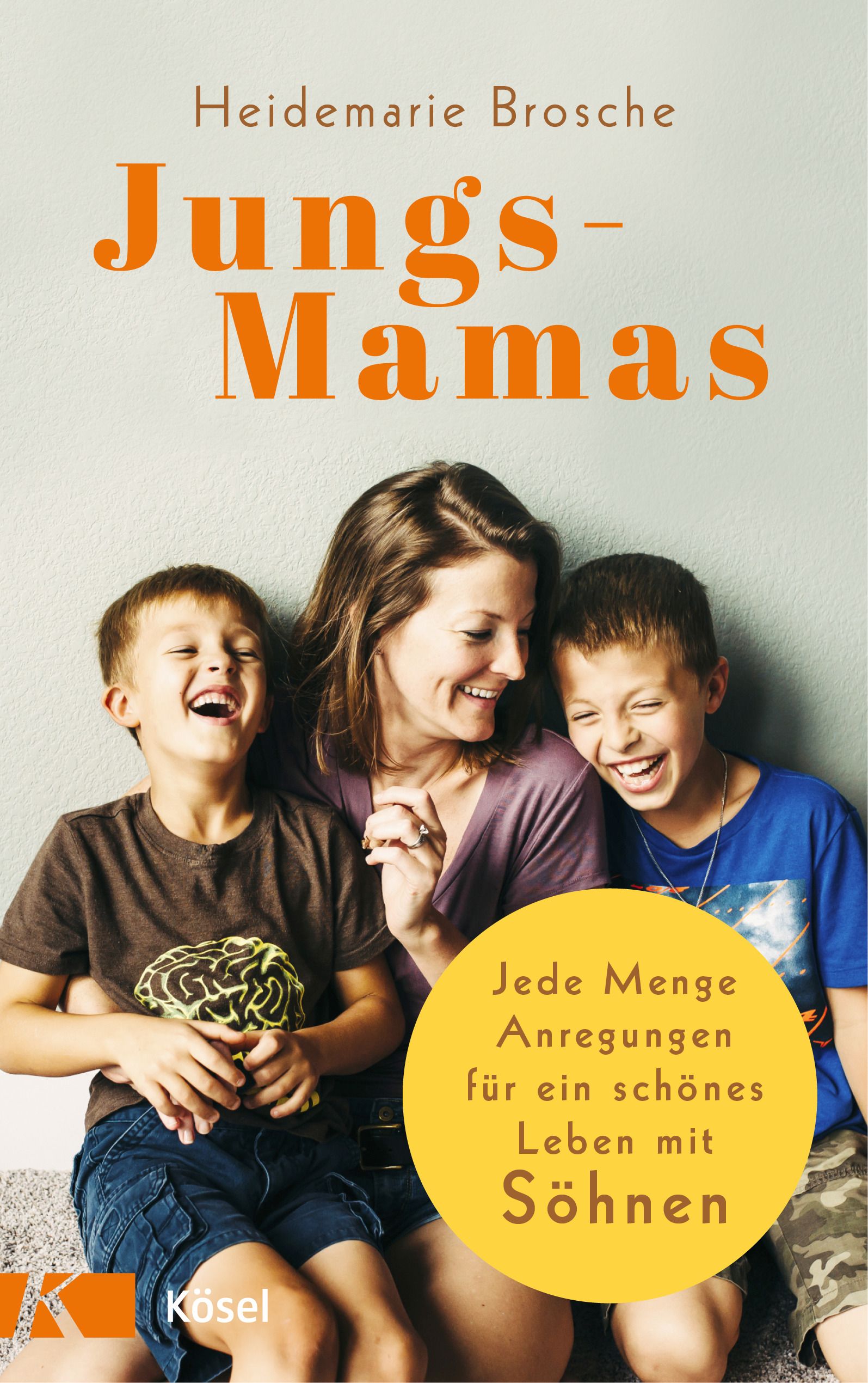 Buchcover mit Titel "Jungs-Mamas". Frau und zwei Jungen lachen. Gelber Kreis mit Text: "Jede Menge Anregungen für ein schönes Leben mit Söhnen".