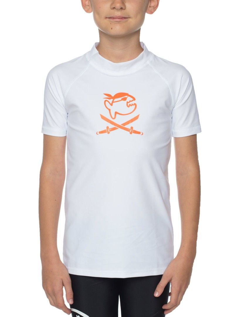 Kind trägt weißes UV-Shirt mit orangefarbenem Piraten-Motiv. Kurze Ärmel, Stehkragen. Aufdruck: Fisch mit Kopftuch und gekreuzten Schwertern.