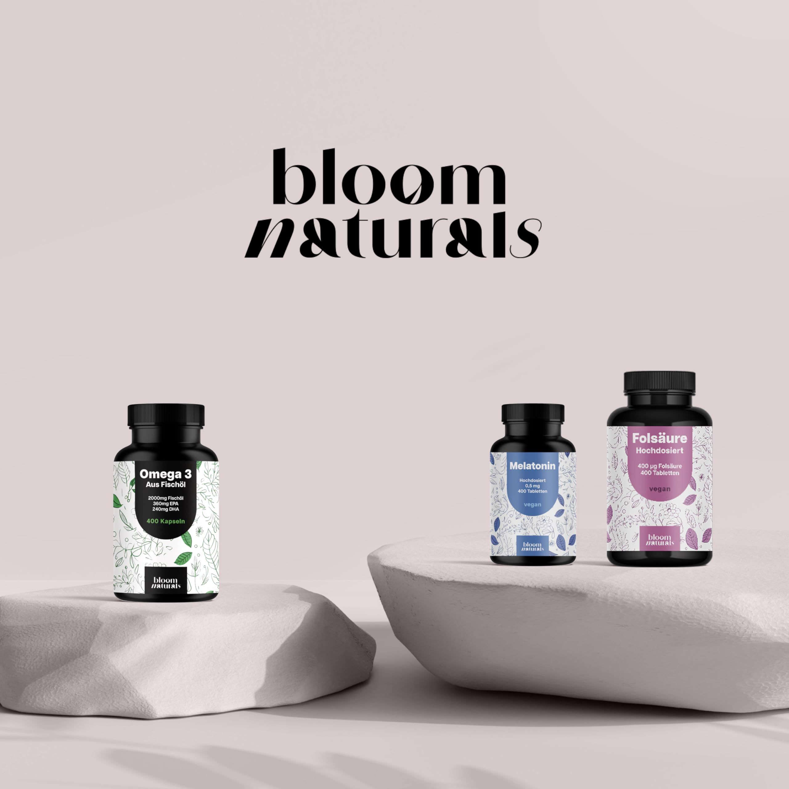 Bloom Naturals Produktpräsentation mit Omega 3, Melatonin und Folsäure Flaschen.