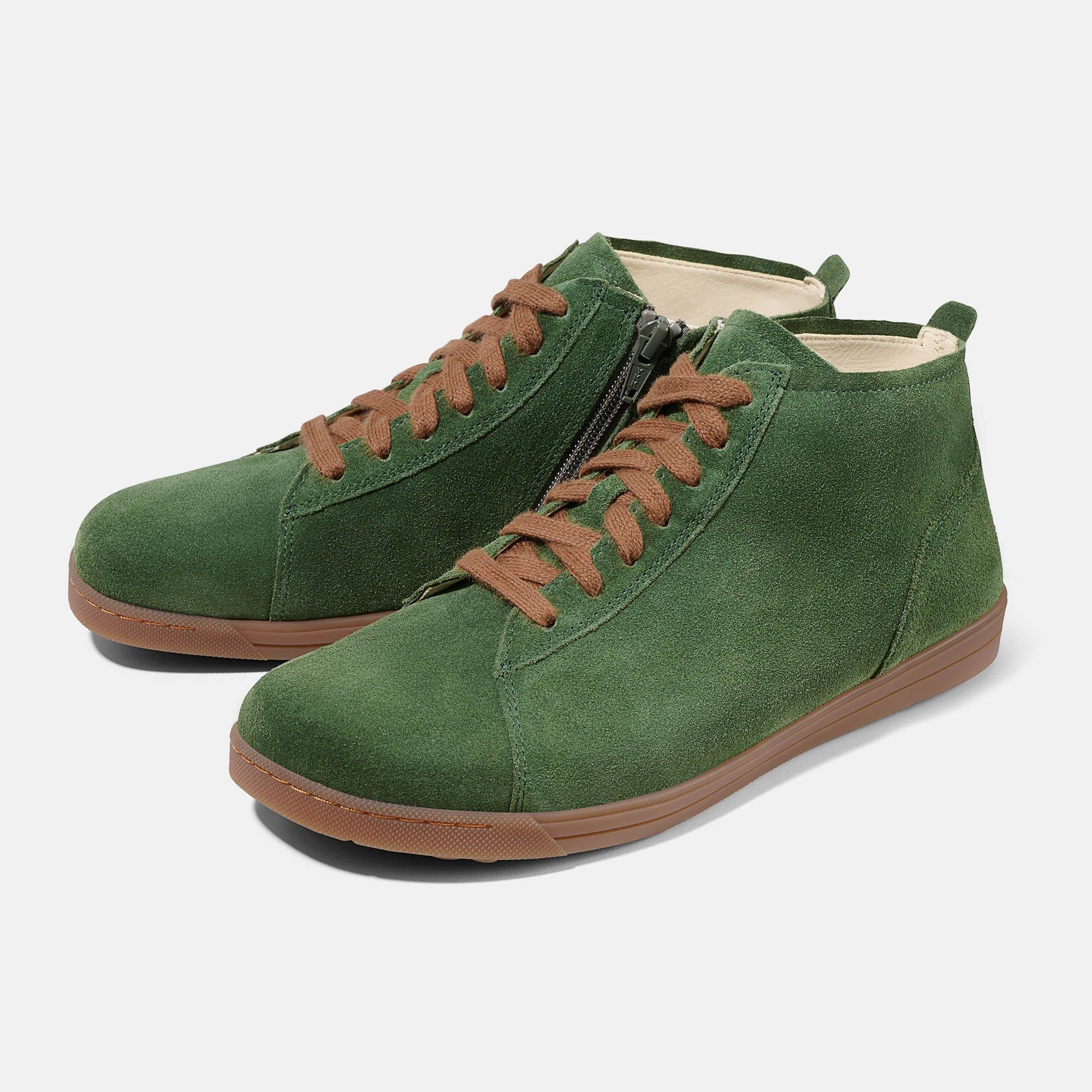 Grüne Stiefeletten mit braunen Schnürsenkeln und Reißverschluss. Braune Sohle. Wildleder-Optik.